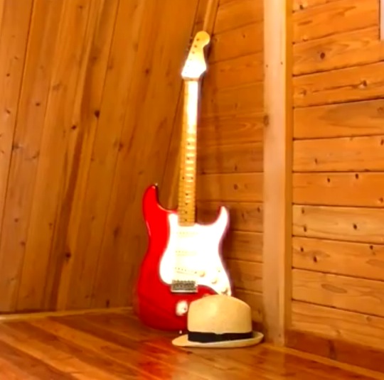 Benn is a guitarist, a bassist, and a composer (ギタリスト、ベーシスト、コンポーザーであるBennの紹介写真)