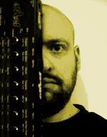 Kobersound is a Swiss electronic artist, songwriter, and music producer (スイスエレクトロニックアーティスト、ソングライター、そしてプロデューサであるコーバーサウンドの紹介写真)