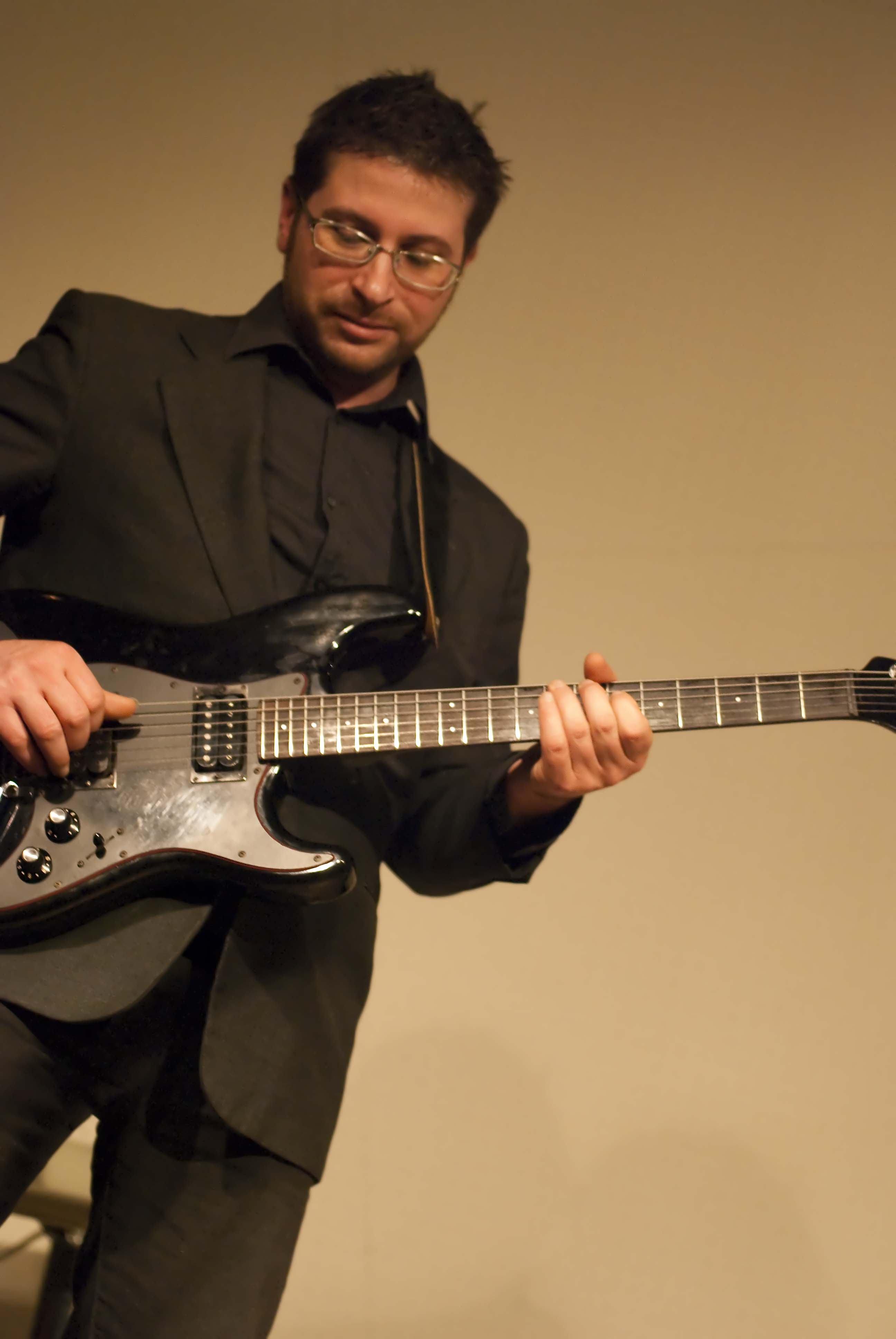 Paul Cornwall is a guitarist and a songwriter (ギタリストそしてソングライターであるポール・コーンウォールの紹介写真)